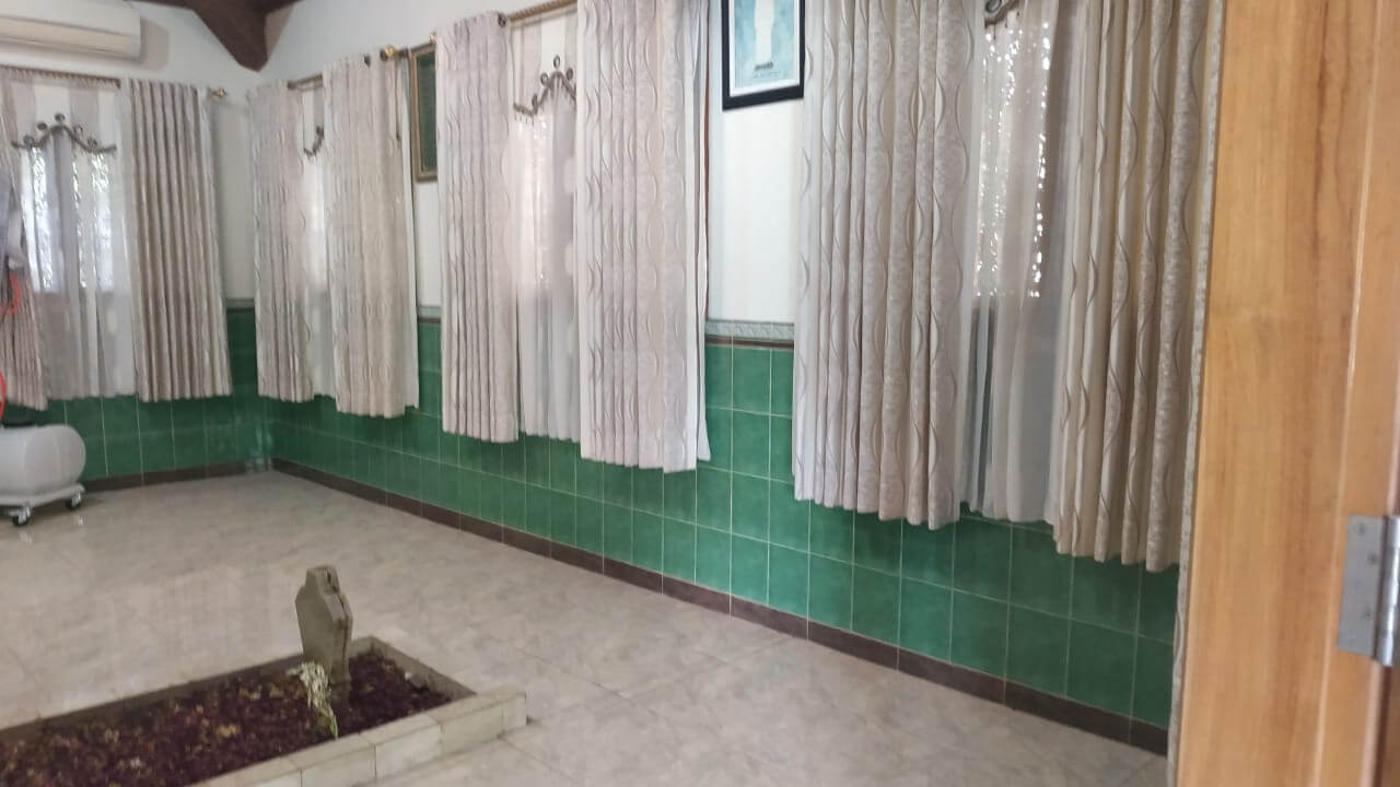 Pemasangan Karpet Masjid di Makam Syaikhunal Mukarom Maulana Abah Umar Bin Ismail Bin Yahya
