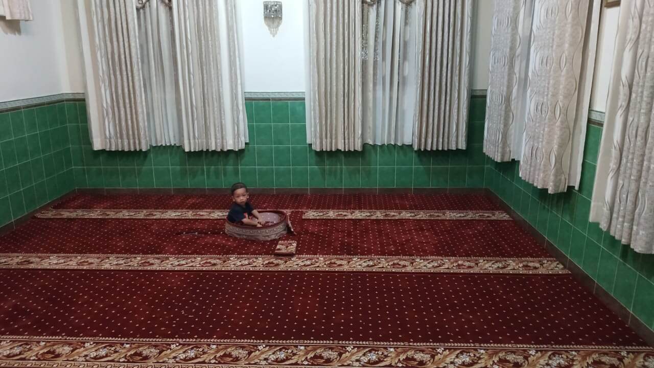 Pemasangan Karpet Masjid di Makam Syaikhunal Mukarom Maulana Abah Umar Bin Ismail Bin Yahya
